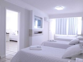 Minibar, escritorio, espacio para trabajar con laptop y ropa de cama 