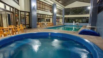 Kolam renang indoor dan kolam renang outdoor, dengan payung kolam renang