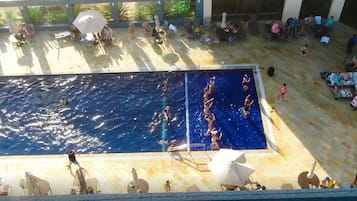 Indendørs pool, udendørs pool, parasoller, liggestole