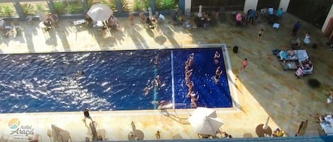 Piscine couverte, piscine extérieure, parasols de plage, chaises longues