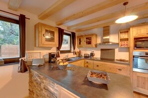 Kylskåp, mikrovågsugn, ugn och spishäll