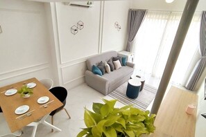 TV - CENTRAL LOCATION - LUXURY CONDO - POOL - GYM (Hồ Chí Minh)