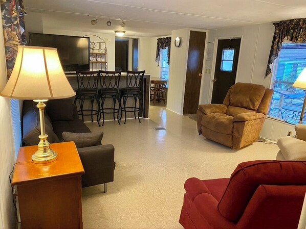 TV - Lakeside House - #16 (Kingsland)