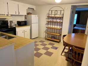 Fridge, microwave, oven, stovetop - Lakeside House - #16 (Kingsland)