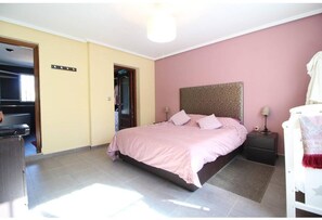 4 habitaciones, tabla de planchar con plancha, internet y ropa de cama 