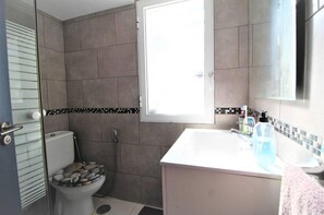 Tina, secadora de cabello, bidet, toallas 