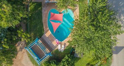 Cabin Steps Away from lake, Long‑Term Stay w/ WiFi & Pool