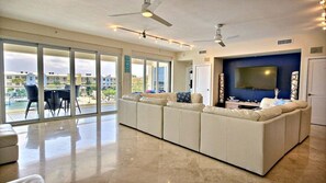 TV, ping pong - 136 Mariners Club - Blissful atmosphere and breathtaking view of the harbor and the Atlantic Ocean (Key Largo)