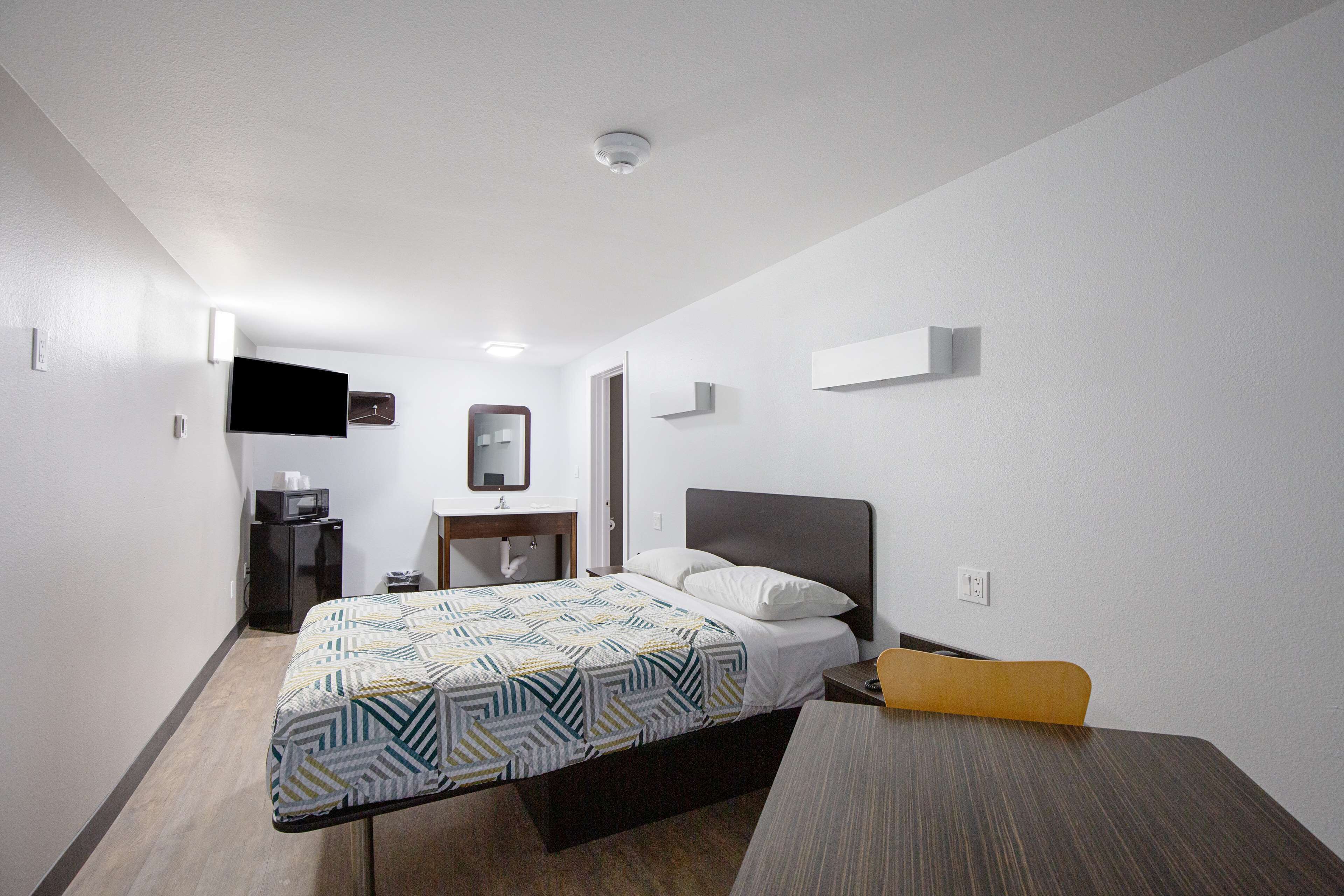 Standardzimmer, 1 Queen-Bett, Nichtraucher, Kühlschrank und Mikrowelle | Schreibtisch, kostenloses WLAN, Bettwäsche