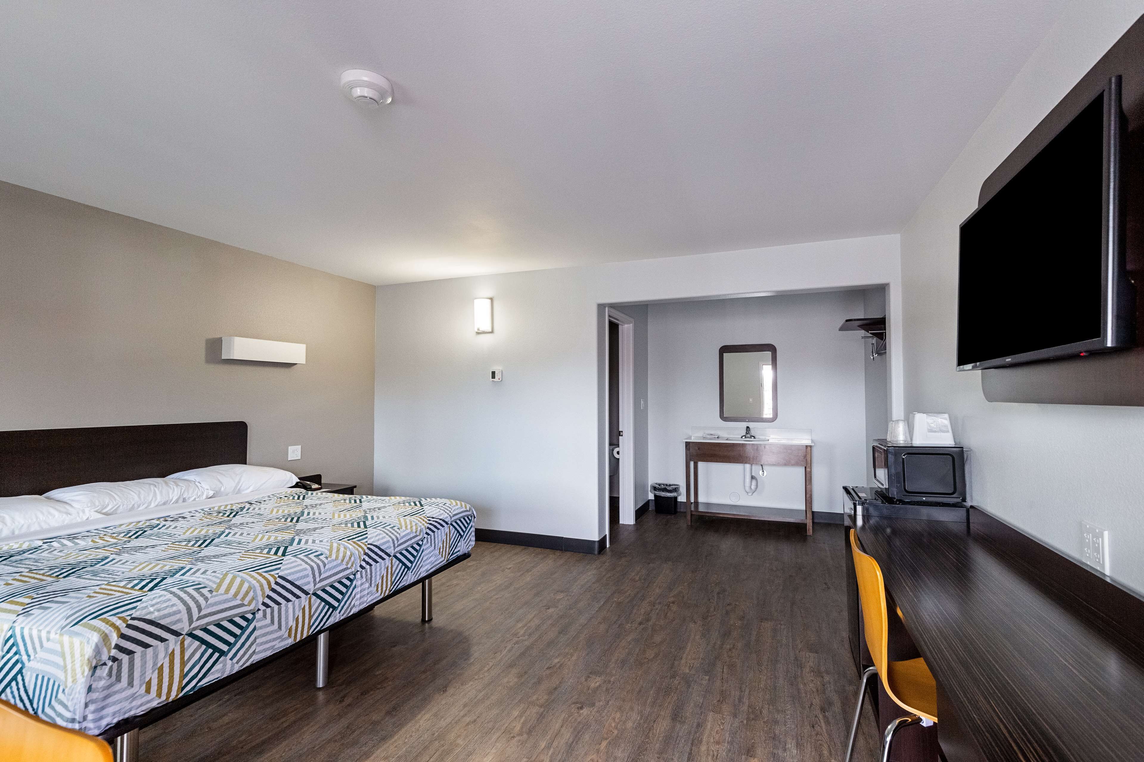 書桌、免費無線上網、床單