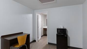 Standard Room, 1 Queen Bed, Non Smoking, Refrigerator & Microwave | Desk, free WiFi, bed sheets