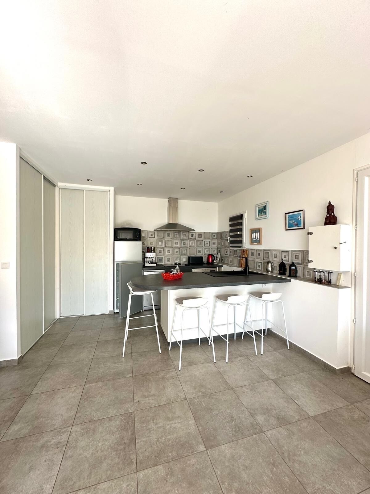 Frigorífico, microondas, horno y placa de cocina