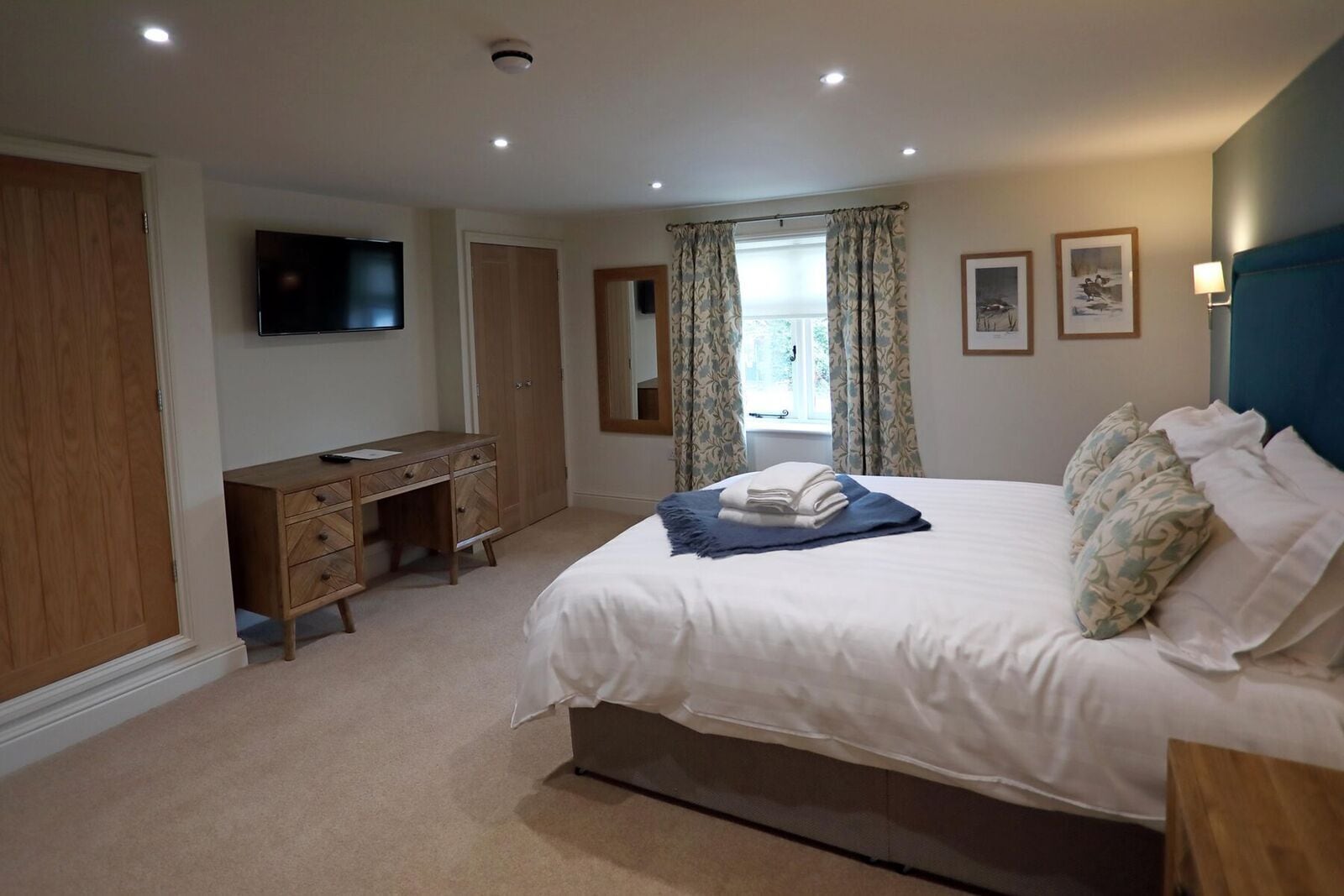 Deluxe Double Room, Ensuite, River View (Room 3) | WiFi