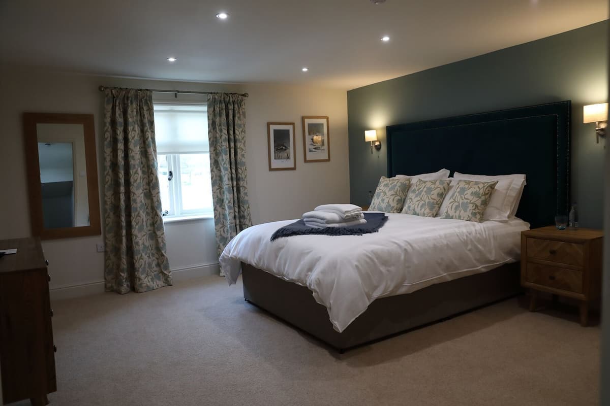 Deluxe Double Room, Ensuite, River View (Room 3) | WiFi
