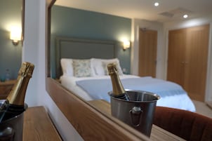 Deluxe Double Room, Ensuite, River View (Room 2) | WiFi