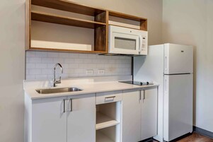 Refrigerador con freezer, microondas, placa de cocina, tostadora