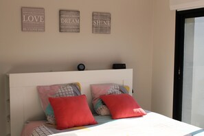 5 bedrooms, iron/ironing board, WiFi, bed sheets
