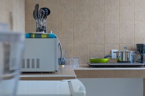 Departamento | Cocineta privada | Refrigerador, microondas, cafetera y tetera y tostadora 