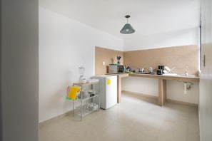 Departamento | Cocineta privada | Refrigerador, microondas, cafetera y tetera y tostadora