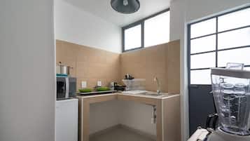 Apartamento | Cozinha americana privada | Geladeira, micro-ondas, cafeteira/chaleira, torradeira