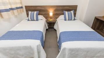 Apartamento | Ferros/tábuas de passar roupa, roupa de cama