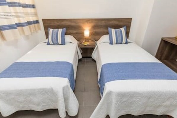 Apartamento | Ferros/tábuas de passar roupa, roupa de cama