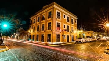 Fachada da propriedade à noite