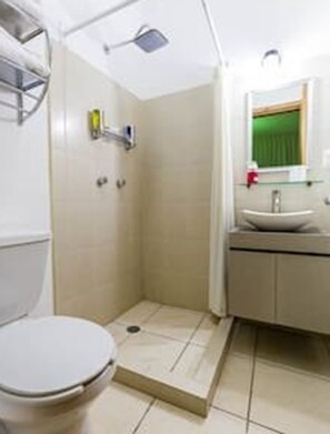 Apartment | Bathroom | Shower, hair dryer, towels, shampoo - Bienvenidos to Oaxaca (Oaxaca)