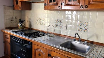 Rumah | Dapur kecil pribadi | Lemari es, microwave, dan peralatan masak/sendok-piring