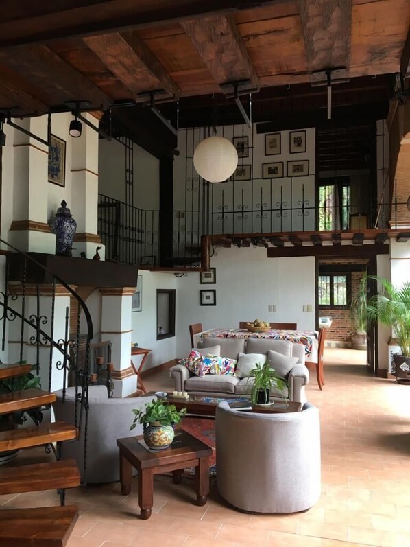 House | Living room | Flat-screen TV - Casa de los ARCOS PET FRIENDLY (Cuernavaca)