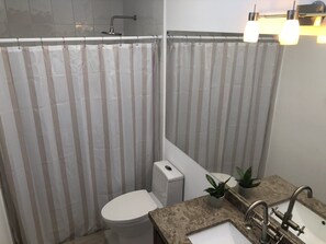 Ducha, secador de pelo, toallas