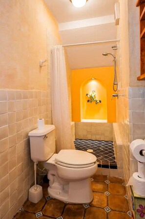 Apartamento | Banheiro | Chuveiro, secador de cabelo, toalhas de banho 