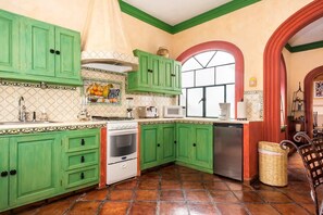 Departamento | Cocina privada | Refrigerador, microondas, parrilla de estufa y cafetera y tetera