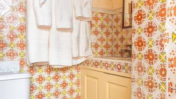 Apartment | Bathroom | Shower, hair dryer, towels