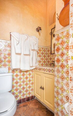 Apartment | Bathroom | Shower, hair dryer, towels - Great 2 Bedroom Apt at San Miguel Allende (San Miguel de Allende)