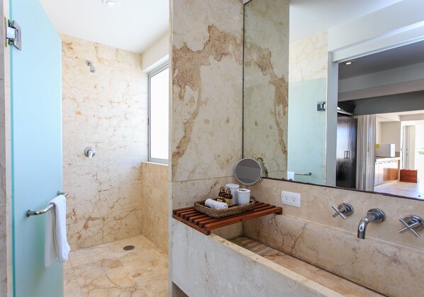 Apartment | Bathroom | Shower, hair dryer, towels