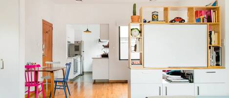 Departamento | Cocina privada | Refrigerador, microondas, lavavajillas y cafetera y tetera