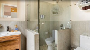 Căn hộ | Phòng tắm | Buồng tắm vòi sen, máy sấy tóc, khăn tắm 