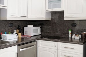 公寓 | 私人简易厨房 | 冰箱、微波炉、茶具/咖啡用具、厨具/餐具