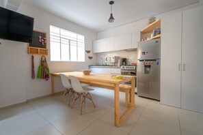 Kühlschrank, Mikrowelle, Wasserkocher mit Kaffee-/Teezubehör