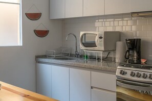 Appartement | Privékeuken | Een koelkast, een microgolfoven, een koffiezetapparaat/waterkoker