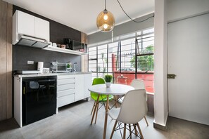 Apartamento | Cozinha privada | Geladeira, micro-ondas, cafeteira/chaleira