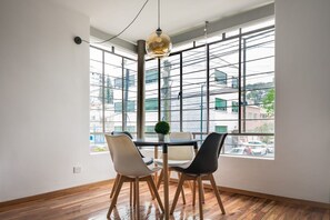 Apartment | Essbereich im Zimmer