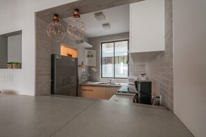 Departamento | Cocina privada | Refrigerador, microondas, cafetera y tetera y utensilios de cocina 