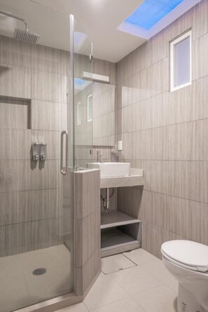 Apartment | Bathroom | Shower, hair dryer, towels - JUUB Newly Renovated cozy apt w/terrace at La Roma (Mexico City)