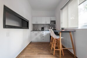 Departamento | Cocina privada | Refrigerador, microondas, cafetera y tetera y utensilios de cocina 