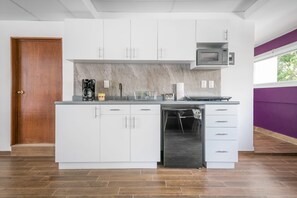 Departamento | Cocineta privada | Frigobar, microondas, cafetera y tetera y utensilios de cocina 