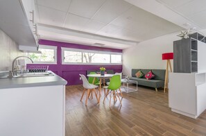 Departamento | Cocineta privada | Frigobar, microondas, cafetera y tetera y utensilios de cocina 