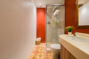 Appartement | Salle de bain | Douche, sèche-cheveux, serviettes fournies