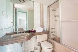 Bathroom - JUUB Reforma at your doorstep (Mexico City)